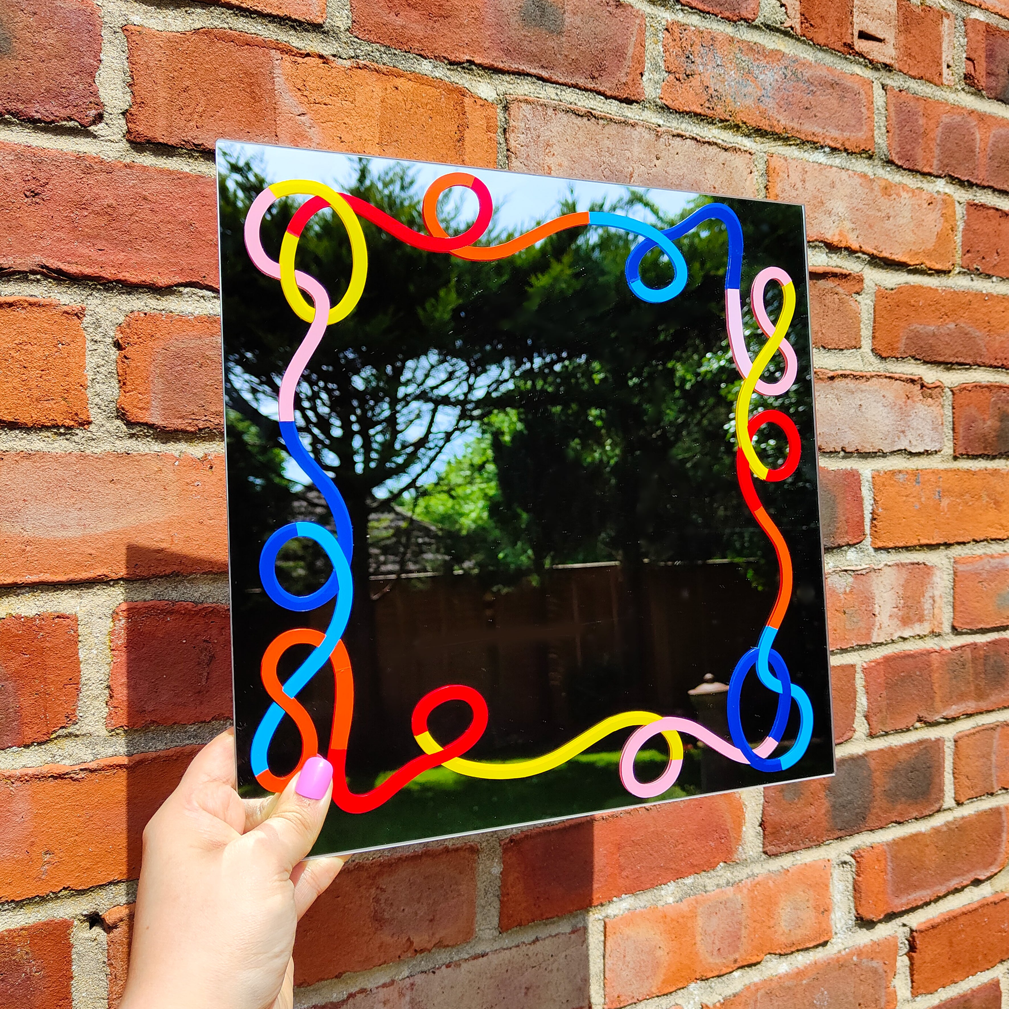 'threads' Selfie Mirror